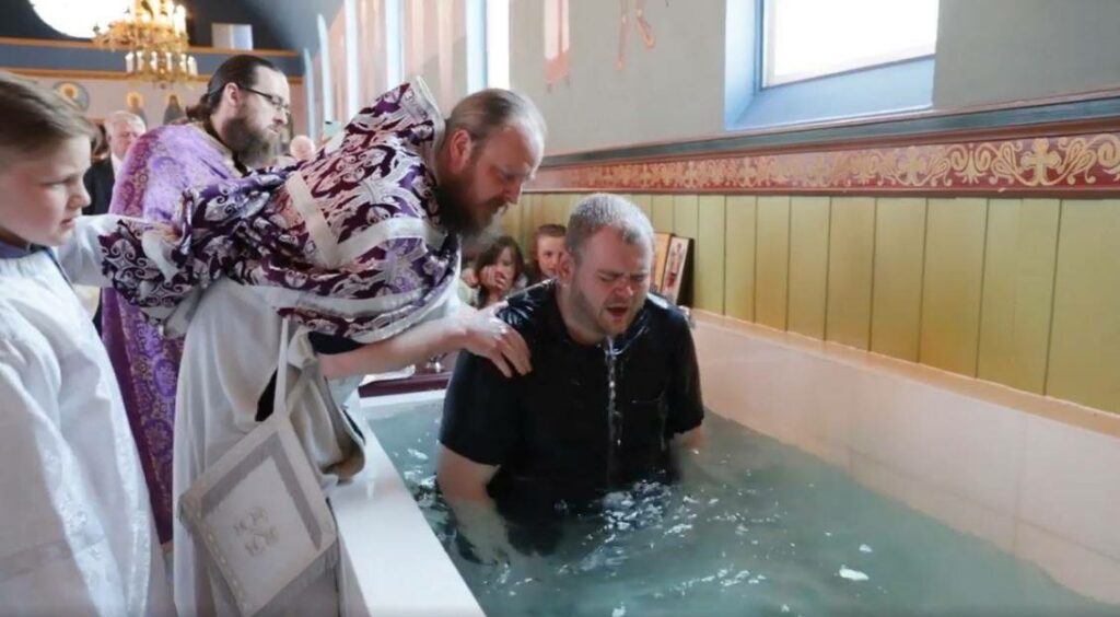 Δεκάδες βαπτίσεις Ορθοδόξων στη Γιούτα το Πάσχα