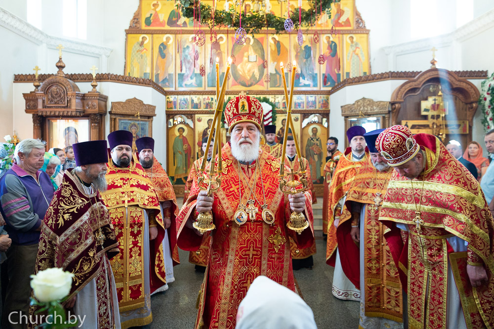 В день памяти святителя Николая Чудотворца митрополит Павел совершил Литургию в Никольском храме микрорайона Сокол города Минска