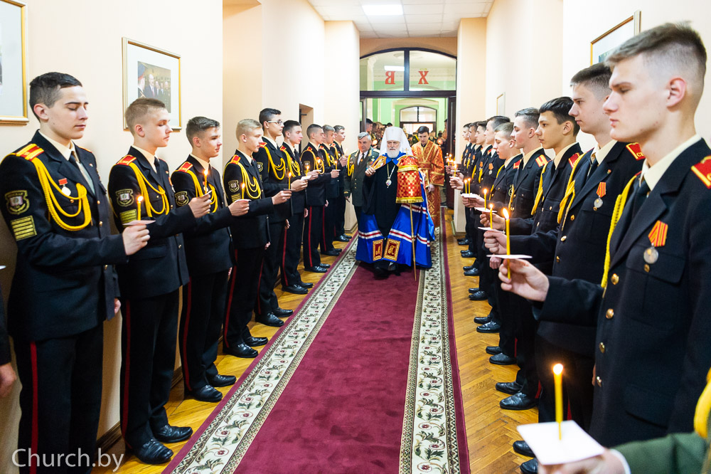 В субботу Светлой седмицы митрополит Павел совершил Литургию в храме апостола Иоанна Богослова в Минском Суворовском военном училище