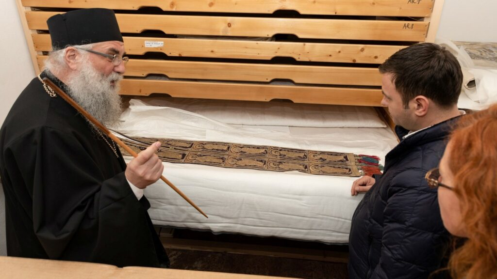 La Putna va funcționa un centru pentru recondiționarea broderiilor unic în România