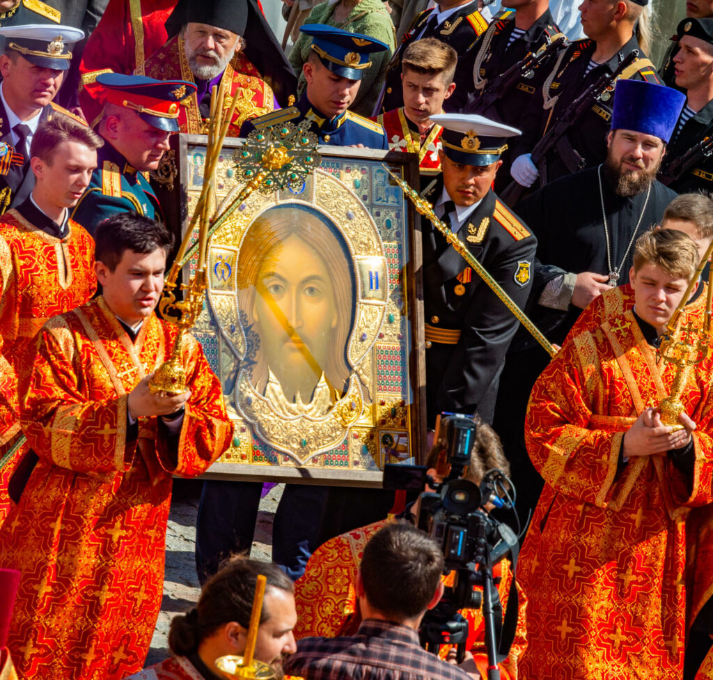 Ο “Σωτήρ” ευλογεί τις ένοπλες δυνάμεις στη Ρωσία