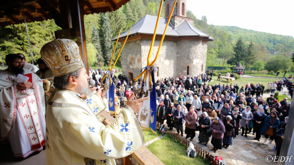Hram istoric la Prislop dedicat Sf. Ioan Evanghelistul: Galerie Foto