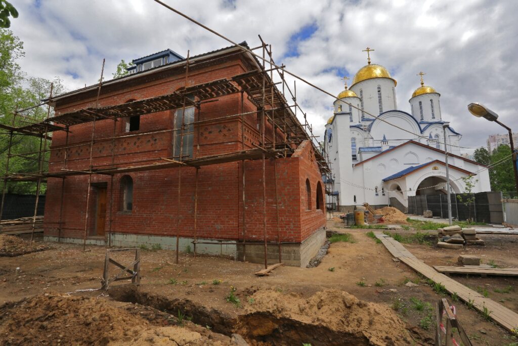 В КАЧЕСТВЕ ОГРАДЫ У ХРАМОВОГО КОМПЛЕКСА НА АЛТУФЬЕВСКОМ ШОССЕ БУДЕТ ЖИВАЯ ИЗГОРОДЬ (ОБЪЕЗД СВАО)