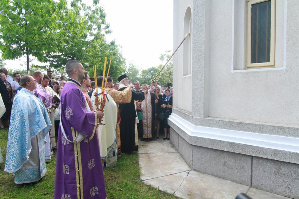 Arhiepiscopul Calinic a sfinţit biserica din Vulpeşti: în imagini
