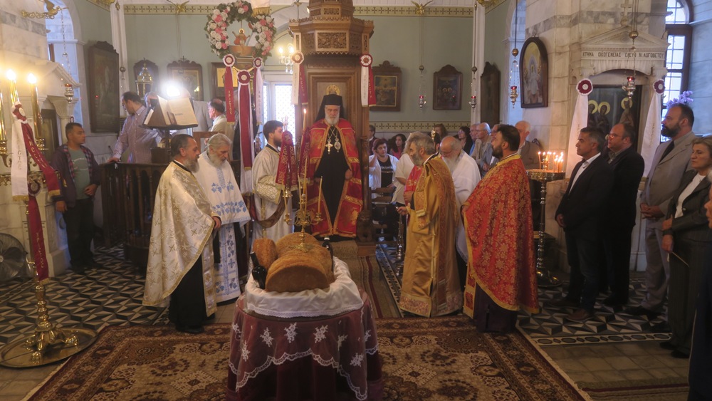 Ο Μητρ.Σύρου στον πανηγυρίζοντα Ιερό Ναό των Αγίων Κωνσταντίνου και Ελένης στην Ερμούπολη