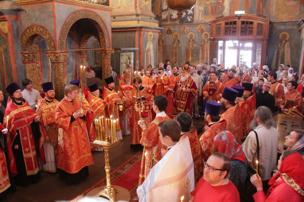 В день Радоницы митрополит Истринский Арсений совершил Литургию в Архангельском соборе Московского Кремля