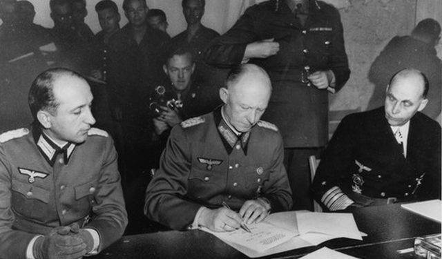 Η Ναζιστική Γερμανία παραδίδεται στους Συμμάχους (βίντεο)