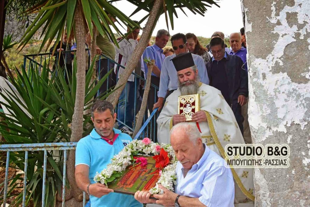 Γιορτάζει το εκκλησάκι των Αγίων Κωνσταντίνου και Ελένης στην Καραθώνα