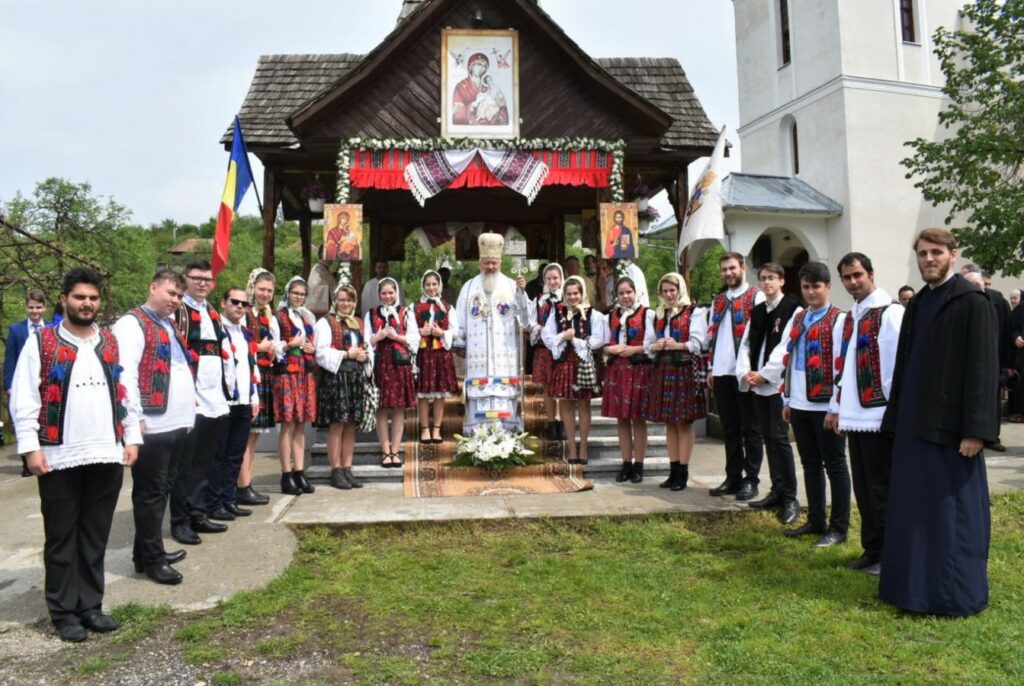 În Duminica Tomii, Mitropolitul Andrei şi-a revăzut consătenii din satul natal