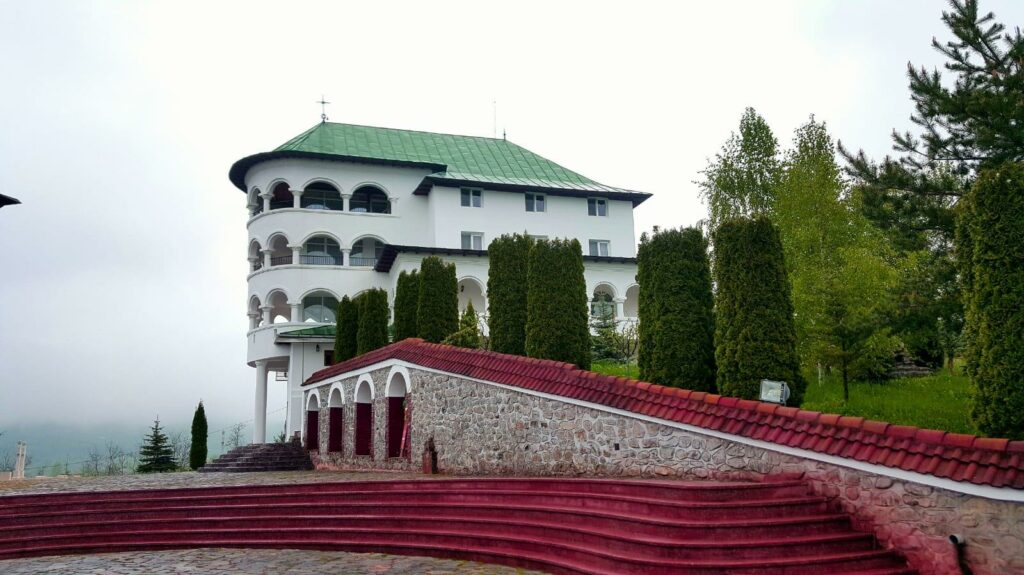 Paraclisul Sfântul Iov, construit pe locul gropii de gunoi a satului Corbeni, și-a serbat hramul