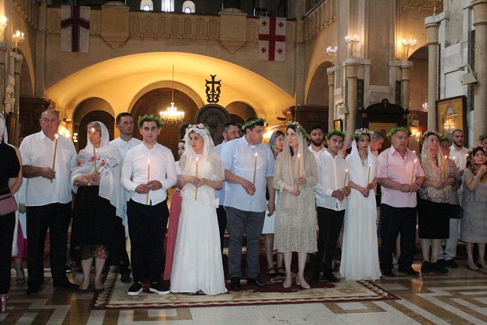 Sute de cupluri au primit Taina Cununiei în ceremoniile în masă oficiate de Biserica Georgiei
