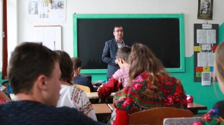 Ora de religie pe malurile Prutului: Interviu cu Profesorul din Botoșani care „unește inimi”