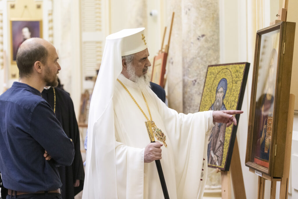 Patriarch Daniel impressed by Orthodox icons at Patriarchate-hosted exhibition
