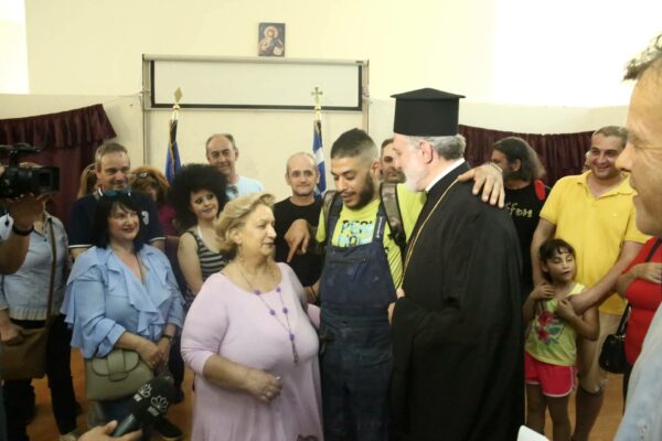 Η Φώτο της Ημέρας: “Στην αγκάλη του πολυαγαπημένου ανηψιού του”