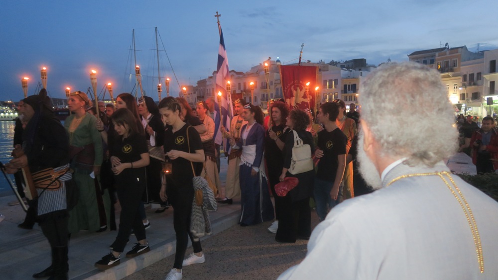 ΣΥΡΟΣ: Λαμπαδηδρομία υπό την ευλογία του Σεβασμιωτάτου