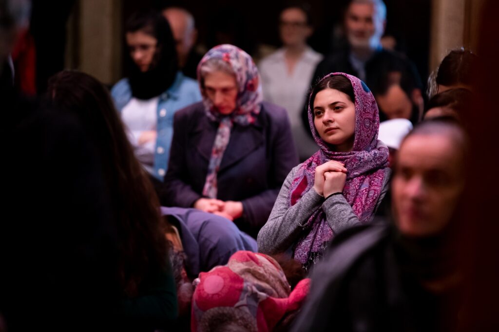 Patriarhul Daniel la Duminica Mironosiţelor: Femeia credincioasă este o pildă de dăruire şi responsabilitat