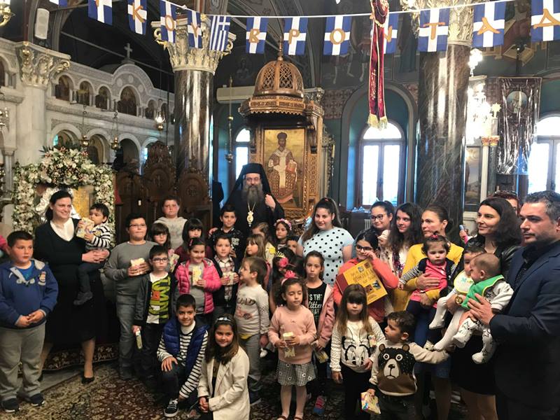 Ο Μητρ.Χίου διένειμε δώρα σε παιδιά ιερέων και πολυτέκνων