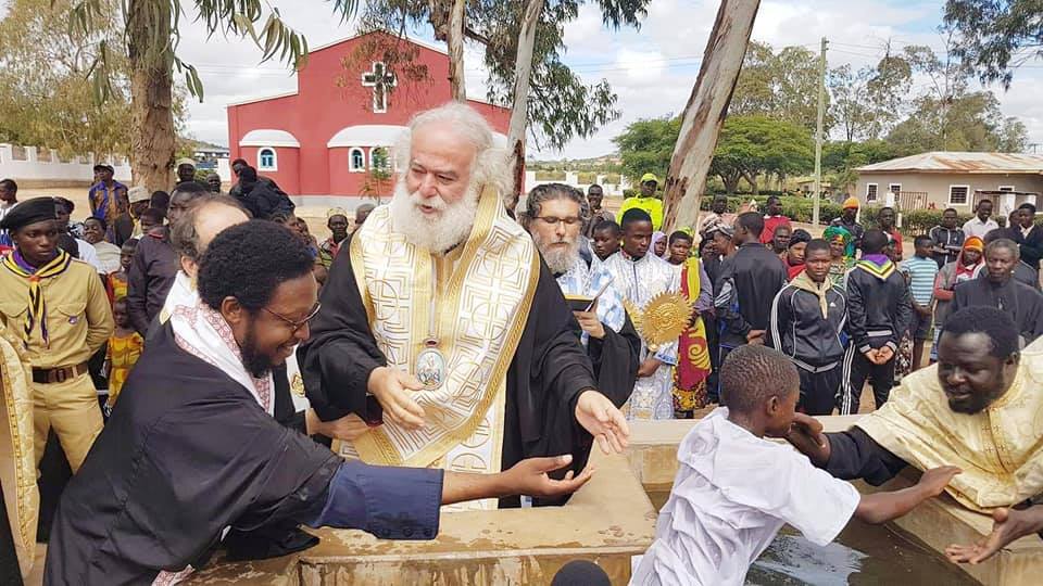 صور جديدة للمعمودية الجماعية يوم السبت 17 مايو 2019 لعدد 350 من الأطفال والأولاد والنساء والرجال من السكان الأصليين في المركز التبشيري الأرثوذكسي في كينتامالي وسط تنزانيا