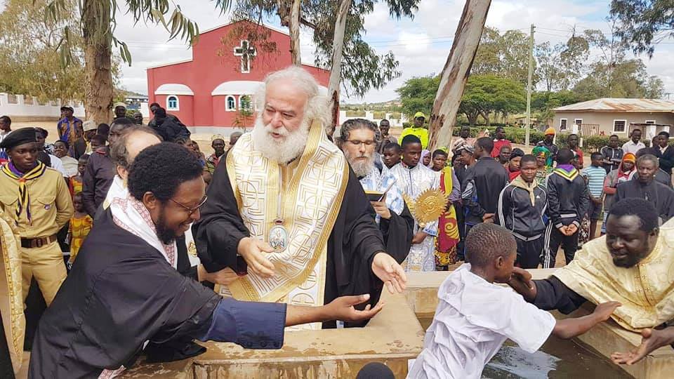 صور جديدة للمعمودية الجماعية يوم السبت 17 مايو 2019 لعدد 350 من الأطفال والأولاد والنساء والرجال من السكان الأصليين في المركز التبشيري الأرثوذكسي في كينتامالي وسط تنزانيا