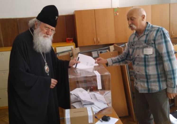 Българският патриарх Неофит упражни правото си на глас в изборния ден