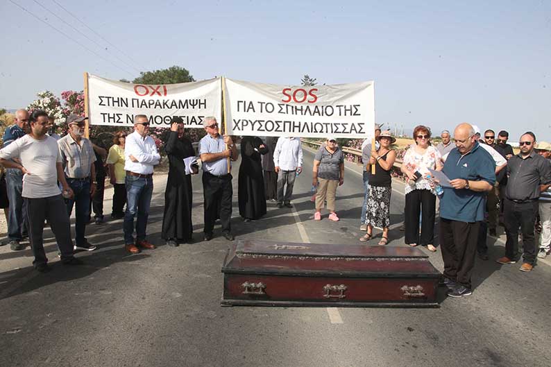 Cyprus: Deftera residents demonstrate to protect ancient cave church