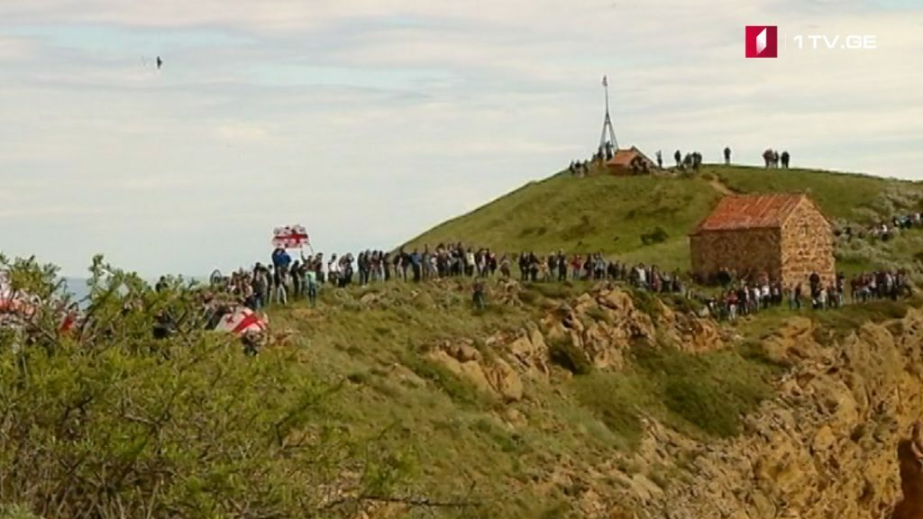 აქციის მონაწილეებმა დავით გარეჯში ცოცხალი ჯაჭვი შეკრეს [ვიდეო]
