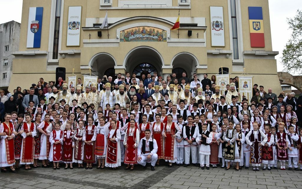 Hramul Catedralei Episcopale din Caransebeş a reunit 15 ierarhi şi sute de credincioşi