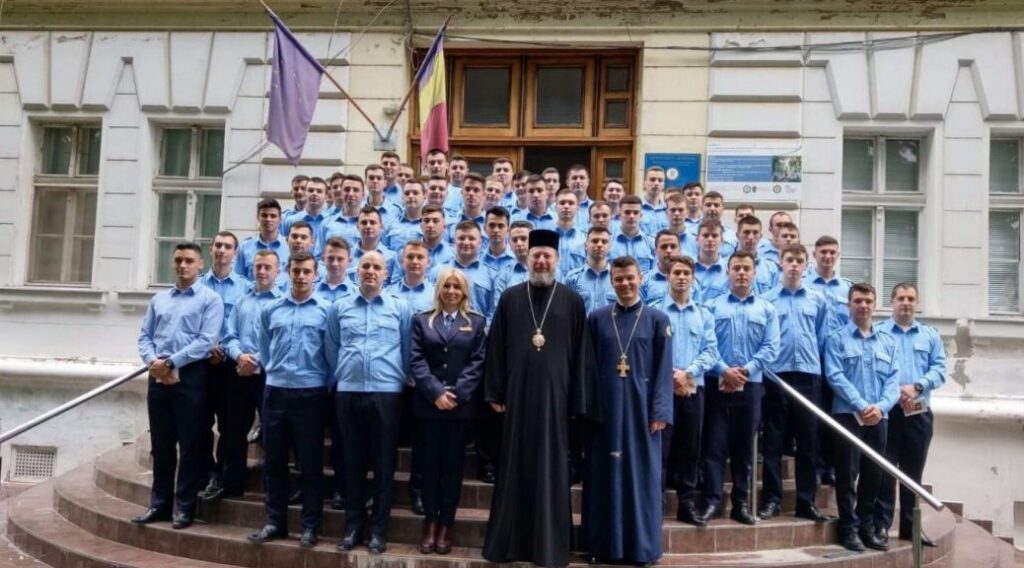 Arad: Viitorii agenți de penitenciare au primit vizita Episcopului vicar Emilian Crișanul
