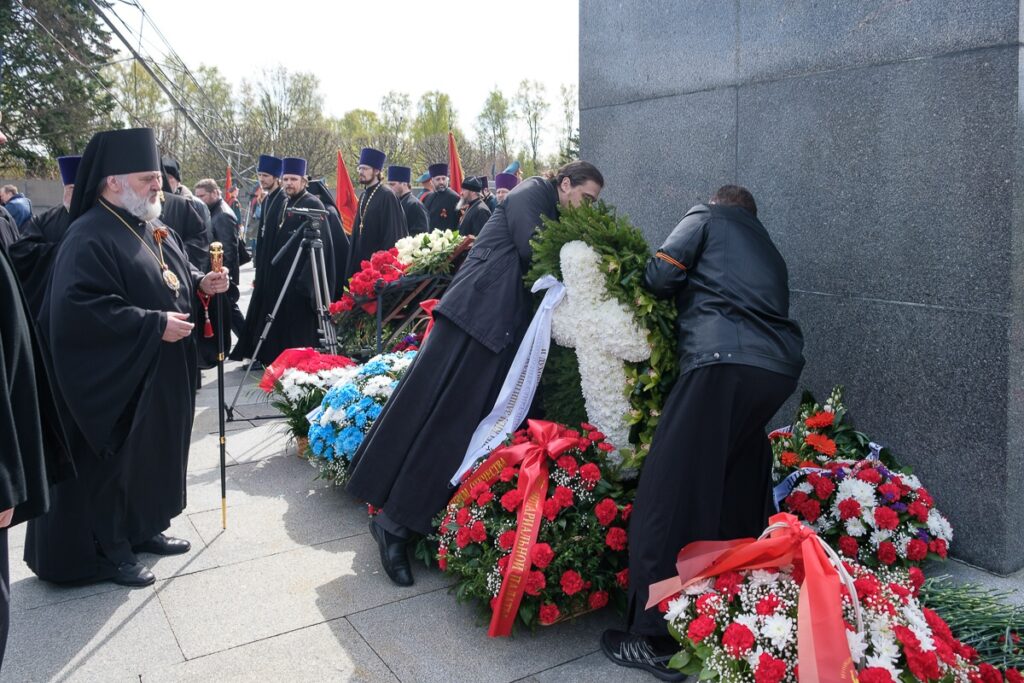 Делегация Санкт-Петербургской епархии приняла участие в возложении венков на Пискаревском мемориале