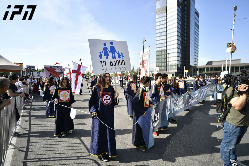 ოჯახის სიწმინდის დღესთან დაკავშირებით, რესპუბლიკის მოედნიდან სამების საკათედრო ტაძრისკენ სახალხო მსვლელობა დაიწყო