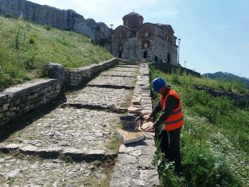 FOTO/ Berat, sezoni turistik rifreskohet mjedisi në kishën e Shën Triadhës