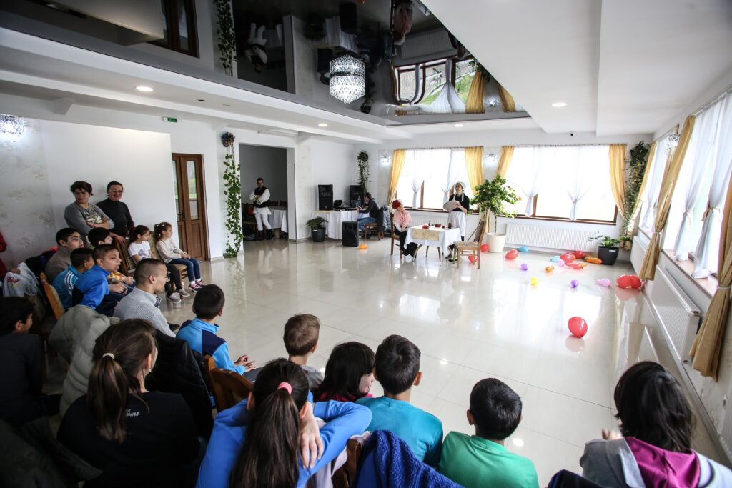 Prin grija Bisericii, copiii instituționalizați din Sibiu și Agârbiciu au urmărit un spectacol de teatru şi muzică