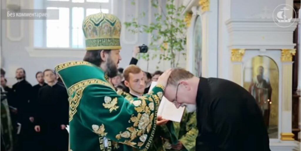 Ρωμαιοκαθολικός Iερέας παίρνει το χρίσμα του Ορθόδοξου Χριστιανού