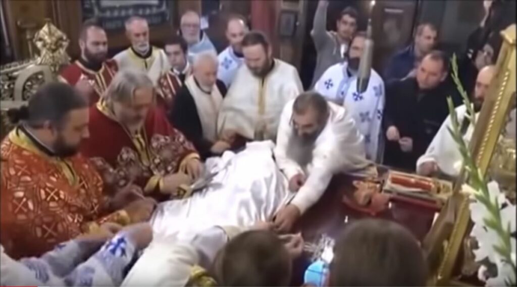 Η αλλαγή των αμφίων του Αγίου Στεφάνου Μιλούτιν