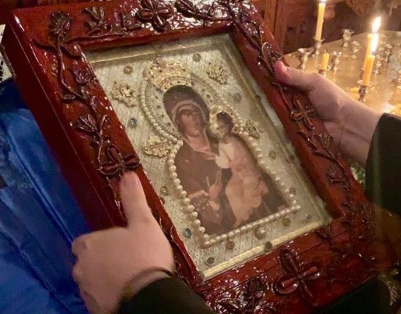 Icon of the Panaghia in Hawaii streams myrrh