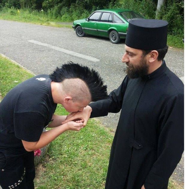 Η Φώτο της Ημέρας- “Πανκ” ασπάζεται με ευλάβεια το χέρι του Ιερέα