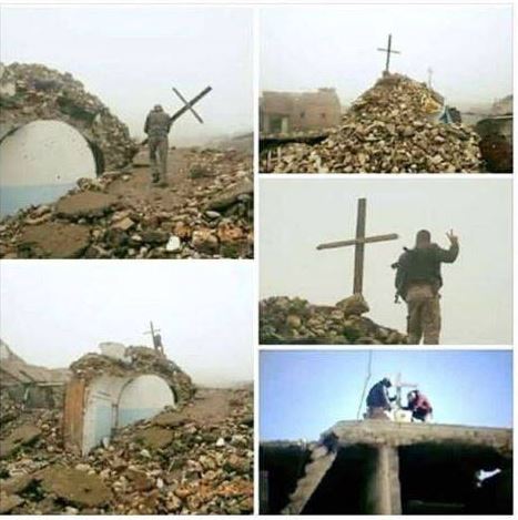 Τοποθετεί σταυρό σε εκκλησία που έχει καταστραφεί από τον ISIS