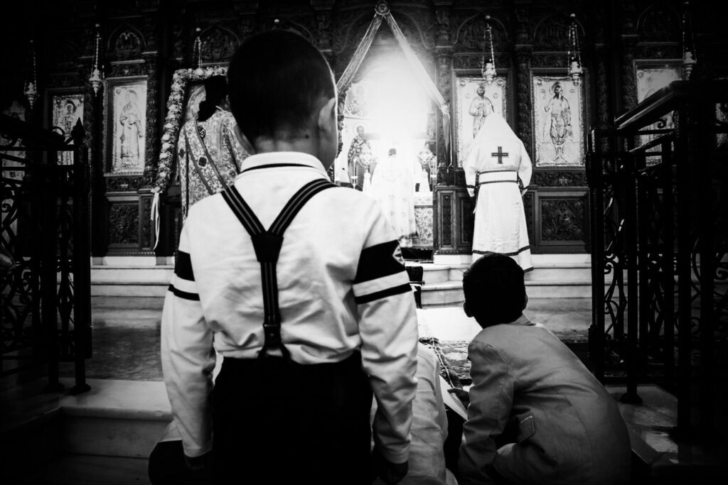 Η Φώτο της Ημέρας: “Κοιτώντας τη χειροτονία του μπαμπά”