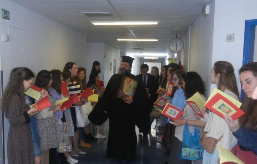 Ο ιερέας προπορευόταν με την εικόνα της Αναστάσεως