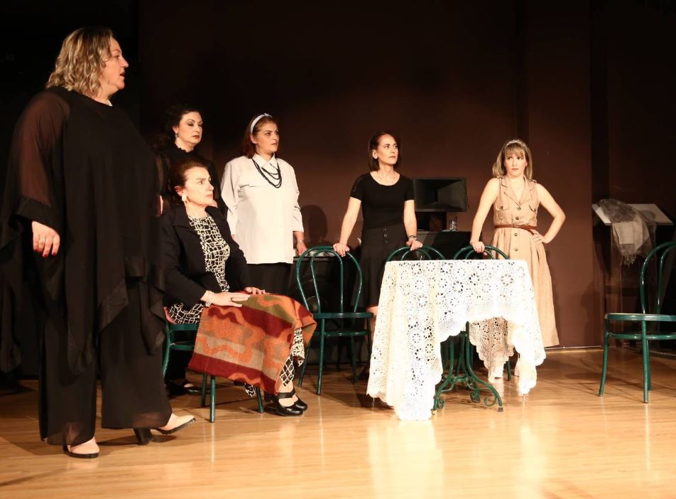 Θεατρική παράσταση “ανέβασε” η ομάδα του Ι.Ν. Αγίας Τριάδας Πετρουπόλεως