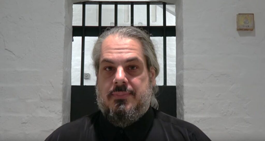 Ο Σιγκαπούρης Κωνσταντίνος σε μία επίσκεψη στις φυλακές του Tai Kwun