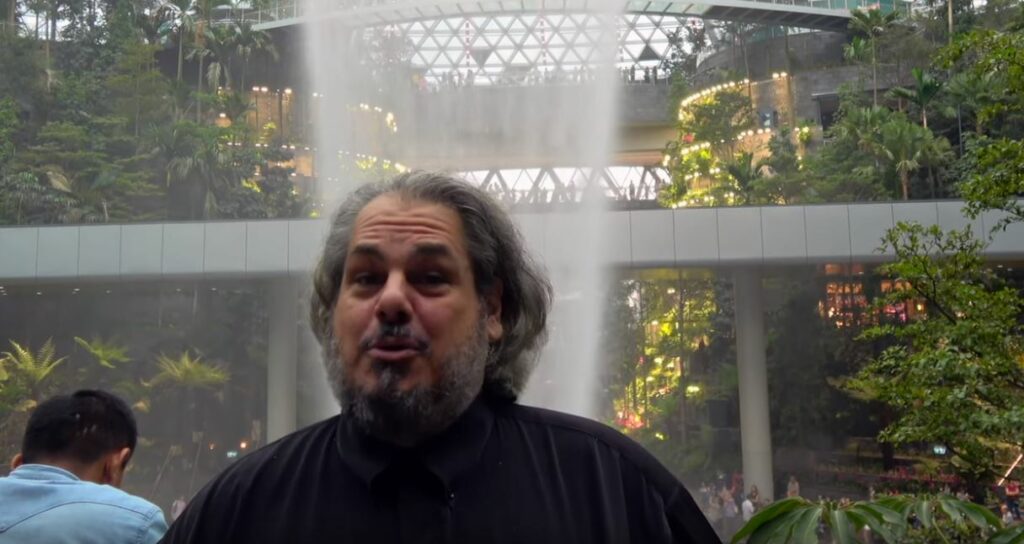 Ο Σεβασμιώτατος κ. Κωνσταντίνος στο “Κόσμημα” της Σιγκαπούρης