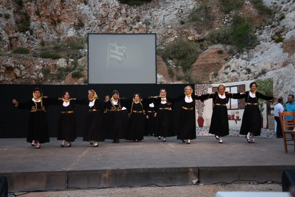 «Τα κοριτσάκια με τα ναυτικά» στο Θέατρο Πέτρας
