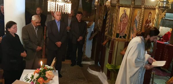 Με δάκρυα στα μάτια ψάλλουν το Χριστός Ανέστη. Δείτε το βίντεο