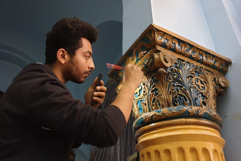 Δείτε πως γίνεται η συντήρηση των κιόνων στον Ι.Ν. Αγ. Κωνσταντίνου και Ελένης στο Κάϊρο