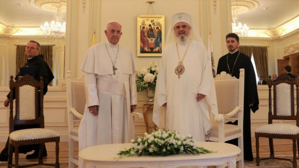 Ο Πατρ. Ρουμανίας υποδέχτηκε τον πάπα Φραγκίσκο
