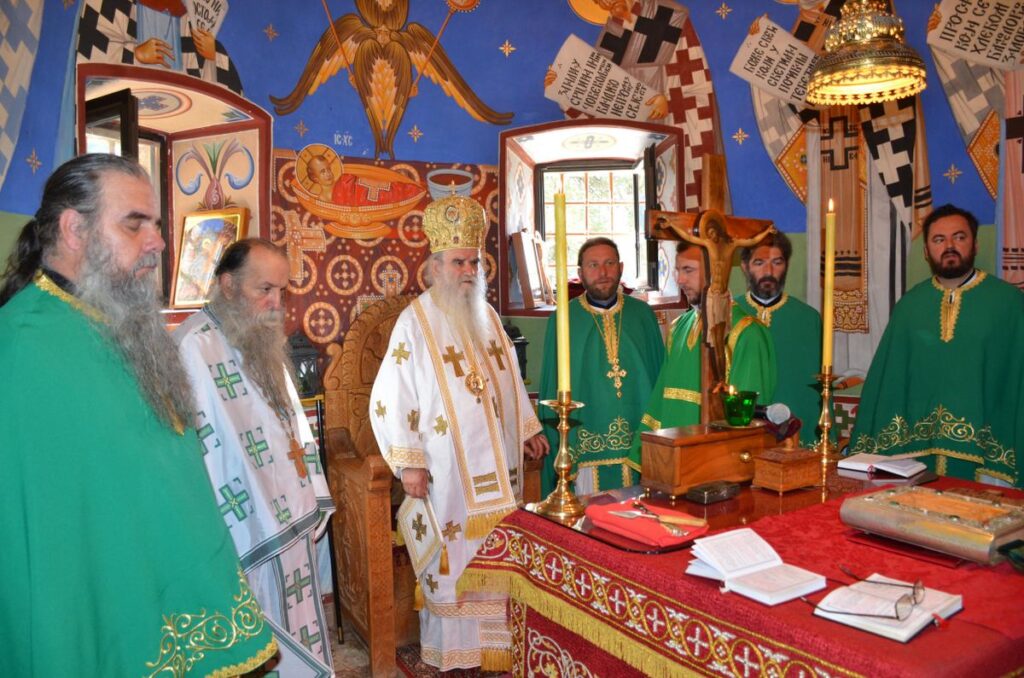 Тројичиндан торжествено прослављен у Острогу