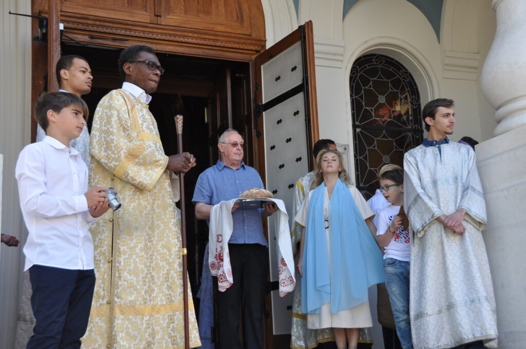 Митрополит Волоколамский Иларион совершил Божественную литургию в Крестовоздвиженском соборе Женевы