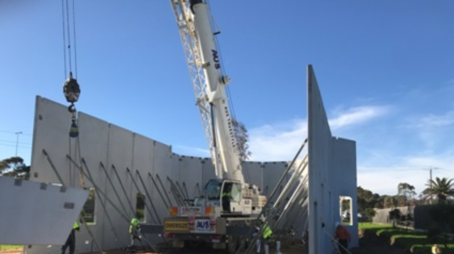 Continuă lucrările la biserica Sf. Ap. Toma din Melboune. Au fost aşezate pe poziţie panourile de ciment