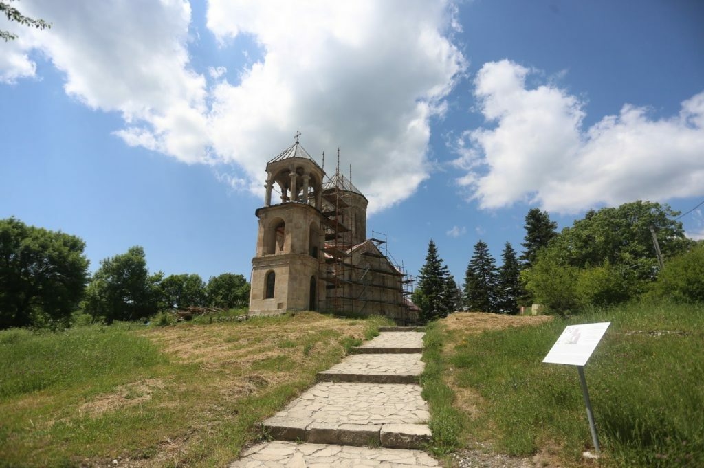 ნიკორწმინდაში ტაძრამდე მისასვლელი გზა და მიმდებარე ინფრასტრუქტურა ეწყობა